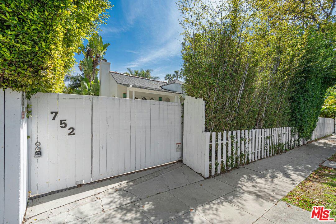 752 N SYCAMORE AVE, LOS ANGELES, CA 90038, photo 1 of 34